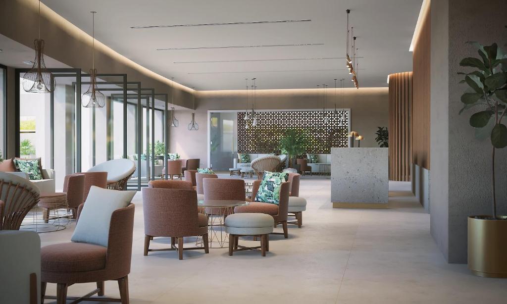 Mūsdienīga un stilīga viesnīcas vestibila telpa ar ērtām mēbelēm, gaišu apgaismojumu un zaļām augu kompozīcijām. Interjers apvieno modernus elementus un dabīgus materiālus, radot relaksējošu atmosfēru.