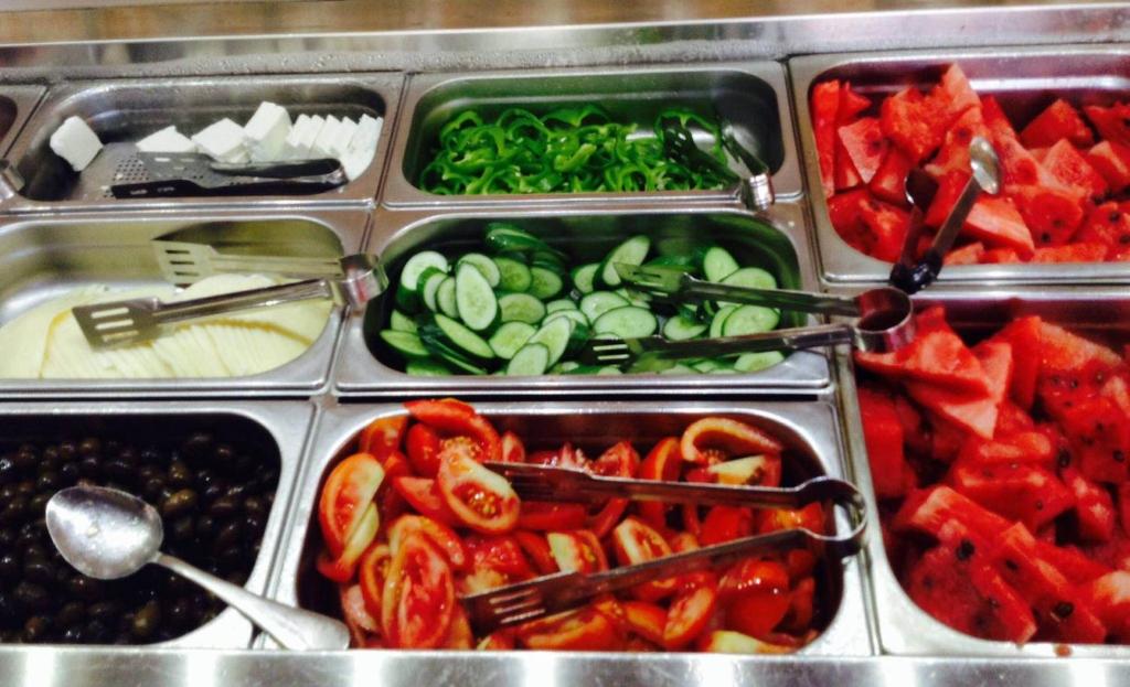 Svaigu dārzeņu un augļu bufete ar tomātiem, gurķiem, melnajām olīvēm un arbūziem. Ideāli piemērota veselīgām uzkodām vai salātiem.