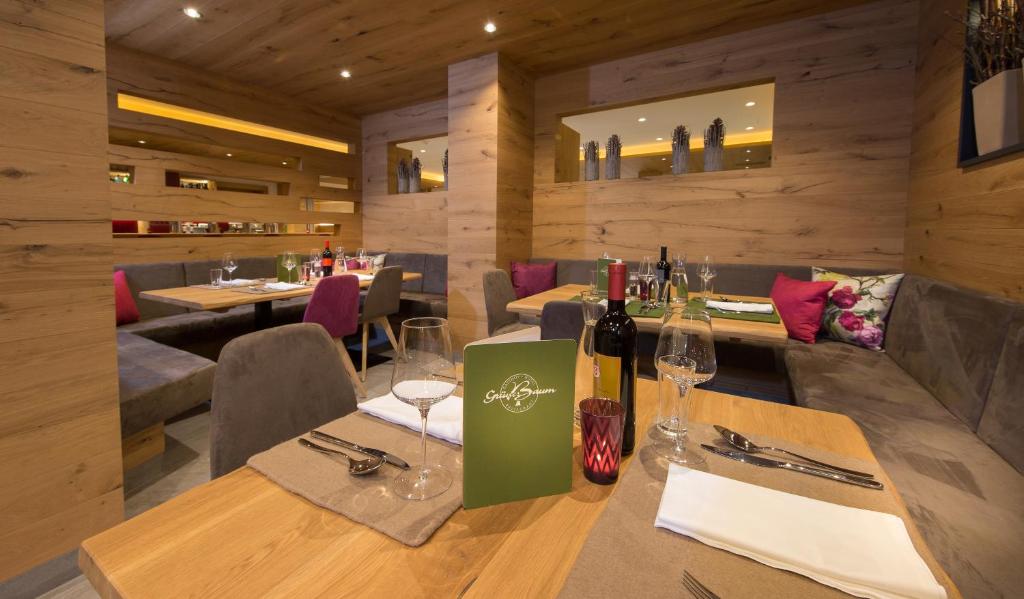 Mūsdienīgs restorāns ar koka apdari un elegantiem galdiem, kas ieturēti siltos toņos. Interjers ir veidots ar komfortablām sēdvietām un dekoratīviem elementiem, radot mājīgu atmosfēru.