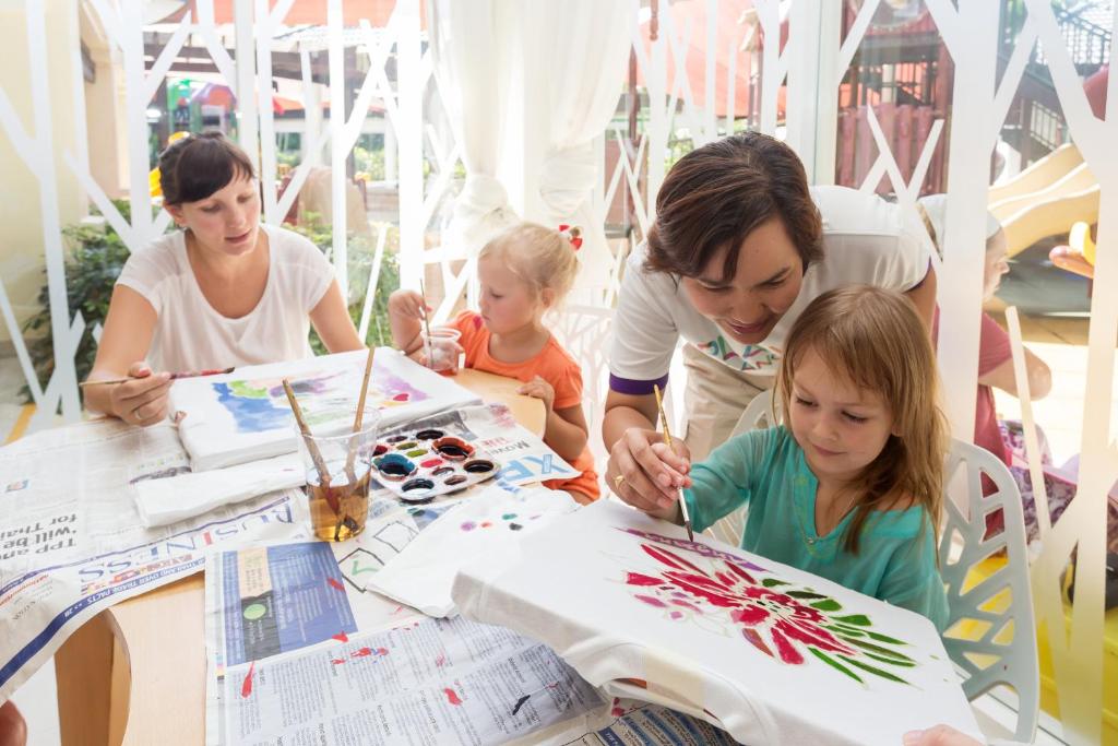 Bērni radoši glezno pie Angsana Laguna Phuket