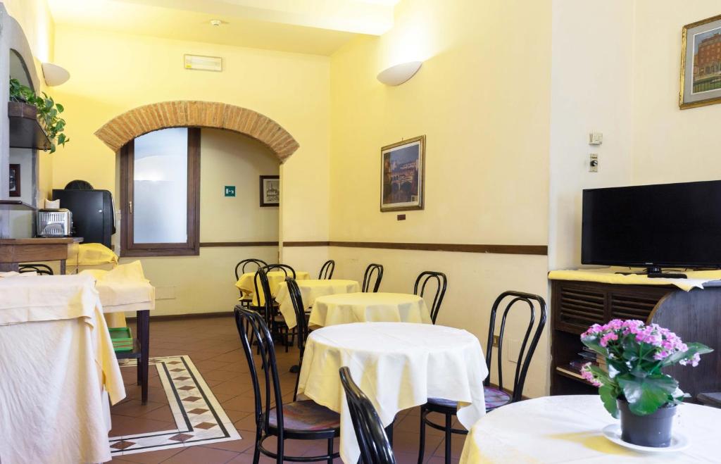 Gaiša un mājīga kafejnīca ar apaļām galdām un dzeltenām galdautām, kas radīja siltu atmosfēru. Interjerā redzami mākslas darbi un augi, kas papildina telpas šarmu.