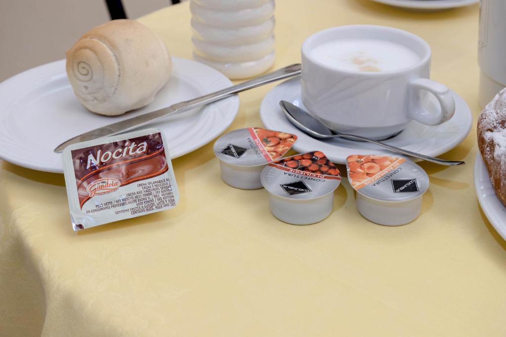 Broka ar maizi, kafiju un saldējuma piedevām uz dzeltenas galdautas.