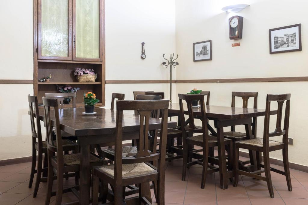 Klasiska ēdamzāle ar koka galdiem un krēsliem, dekorēta ar ziediem un vintage elementiem. Ideāla vieta ikdienas ēdienreizēm vai draugu sanākšanai.