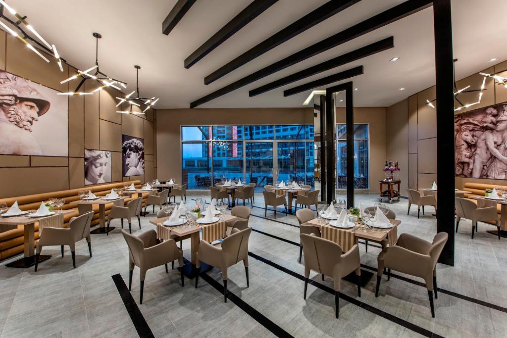 Moderns restorāns ar elegantu interjeru un mākslas elementiem, kas piedāvā komfortablu ēdināšanu. Labi apgaismots, ar lielām logu daļām, kas nodrošina skatu uz ārpusi.