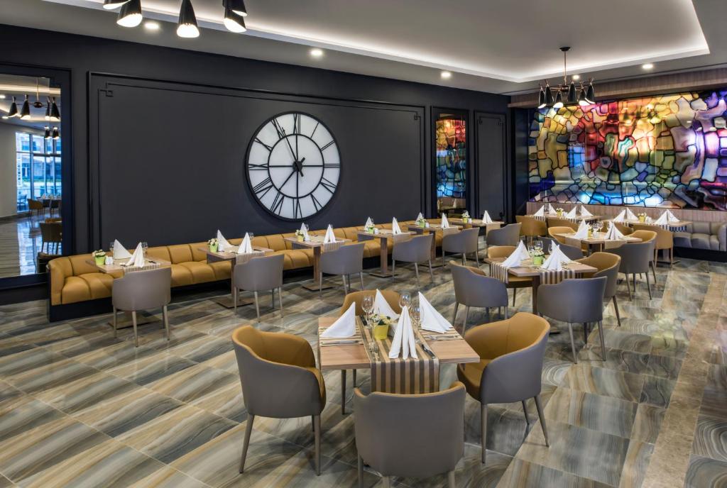 Mūsdienīgs restorāns ar elegantiem galds, apgaismojumu un krāsainu vitrāžu. Ideāla vieta relaksējošai vakariņai.