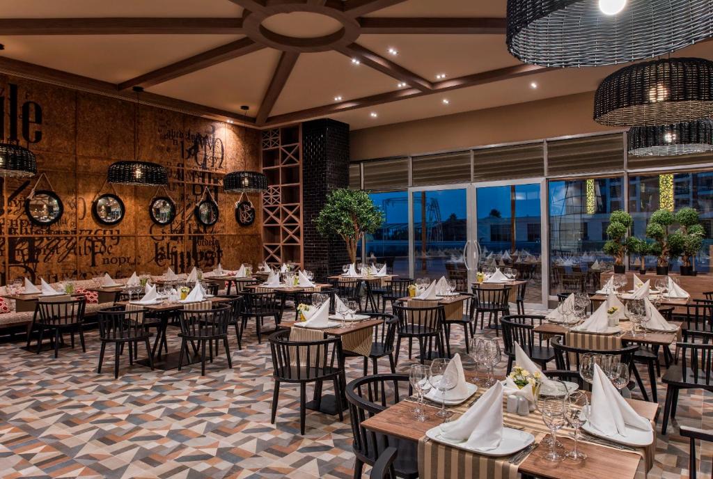 Moderns restorāns ar elegantu interjeru, kurā ir koka galdi un krēsli, dekorēti ar ziediem un salvetēm. Gaismas ķermeņi un spoguļi pie sienām piešķir telpai mājīgu atmosfēru.