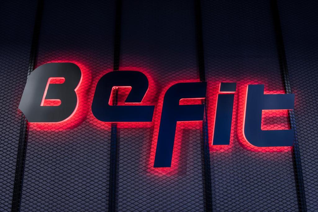 Befit zīmols ar modernu un spilgtu dizainu, kas izceļas uz melnas fona.