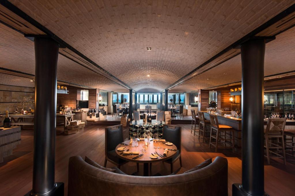 Mūsdienīgs restorāns ar plašu interjeru, elegantiem galdiem un koka detaļām, kas rada siltu atmosfēru. Ideāla vieta, lai izbaudītu izsmalcinātu maltīti un dzērienus.