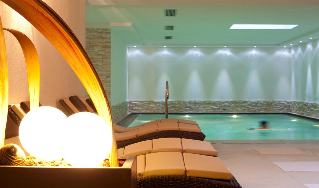 Mūsdienīga spa zona ar relaksējošu peldbaseinu un ērtām atpūtas vietām. Siltas gaismas un mīkstās krāsas veido mierīgu atmosfēru.