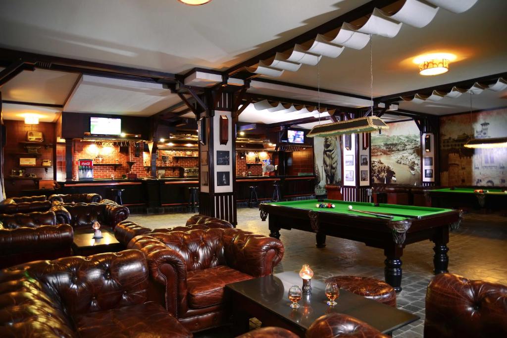 Viesnīcas Pickalbatros Dana Beach Resort bārs ar biljarda galdu un ērtiem dīvāniem.