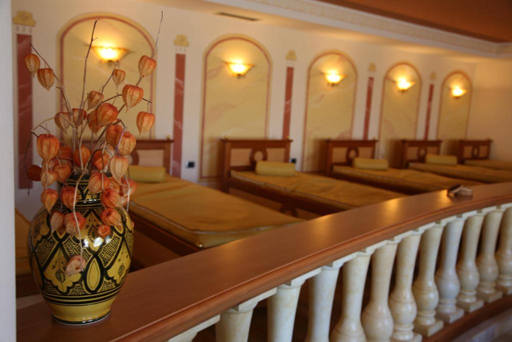 Interjera elements ar ziedu kompozīciju un guļamistabām. Mierīga atmosfēra ar siltām krāsām un elegantu dizainu.