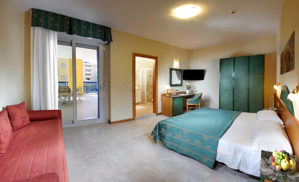 Mūsdienīga viesnīcas numura iekārtojums ar gaisīgu interjeru, divguļamo gultu un atpūtas zonu. Numurā ir balkons un pieejama vannas istaba.