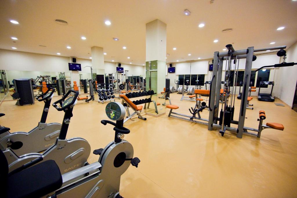 Mūsdienīga sporta zāle ar dažādām treniņu iekārtām, tostarp velotrenažieriem un svaru stendiem. Telpā ir lieli spoguļi un televizori, radot motivējošu vidi treniņiem.