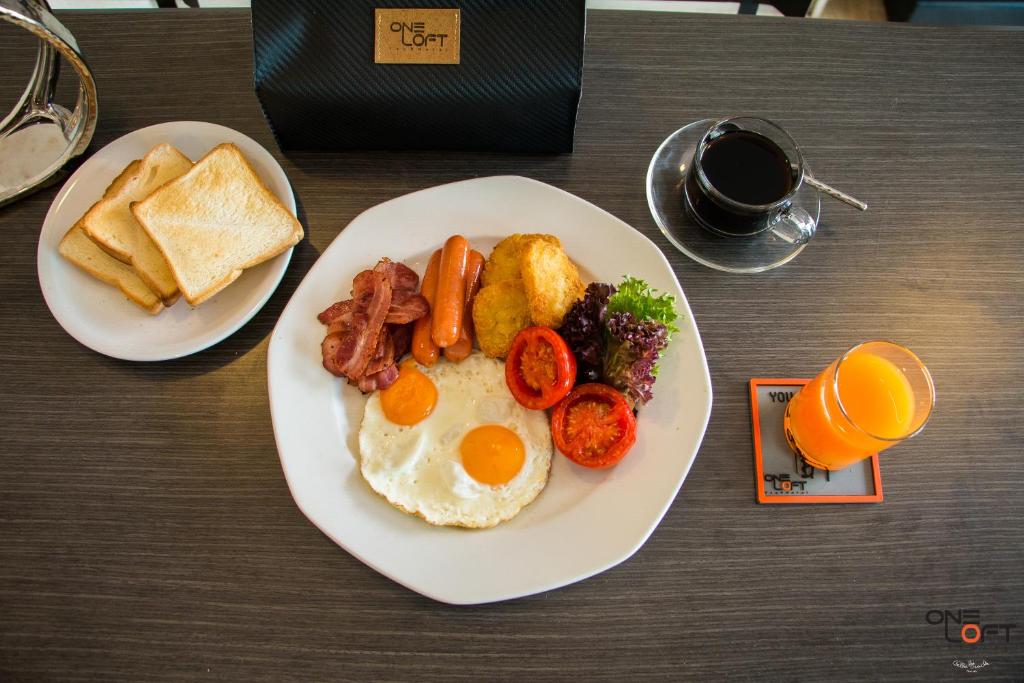 Sātīgs brokastu šķīvis ar ceptām olām, desiņām, bekonu, ceptiem kartupeļiem un dārzeņiem, papildināts ar grauzdiņiem, kafiju un apelsīnu sulu. Ideāls sākums dienai.