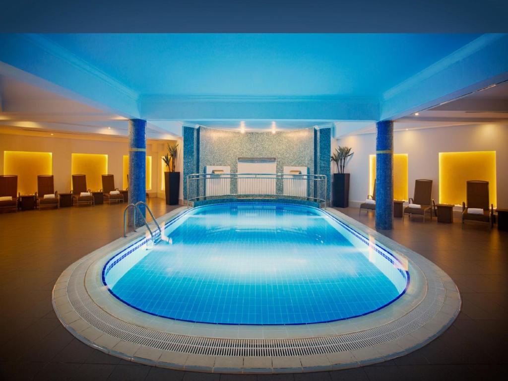 Mūsdienīgs un relaksējošs spa ar zilu baseinu un ērtām atpūtas vietām. Gaisma rada mierīgu atmosfēru, ideālu atpūtai un relaksācijai.
