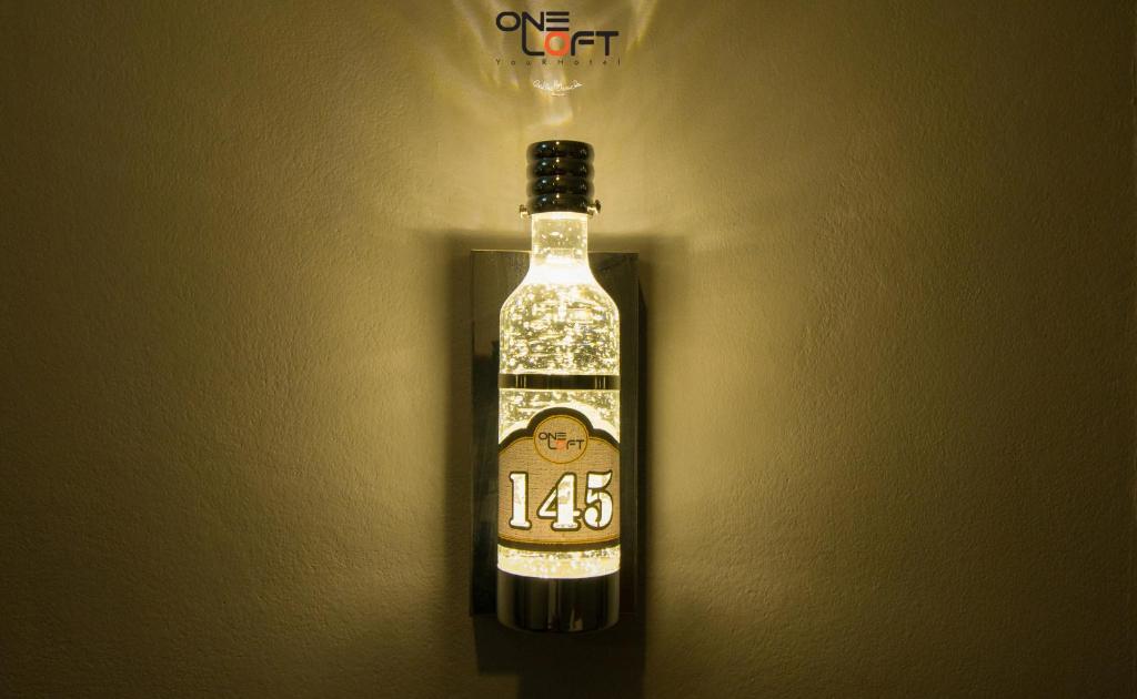 Mūsdienīgs gaismas elements, kas izgatavots no stikla pudeles, kurā ir iekļauti gaismas elementi, radot siltu un aicinošu atmosfēru. Dizains iekļauj skaitli 145 un logo 