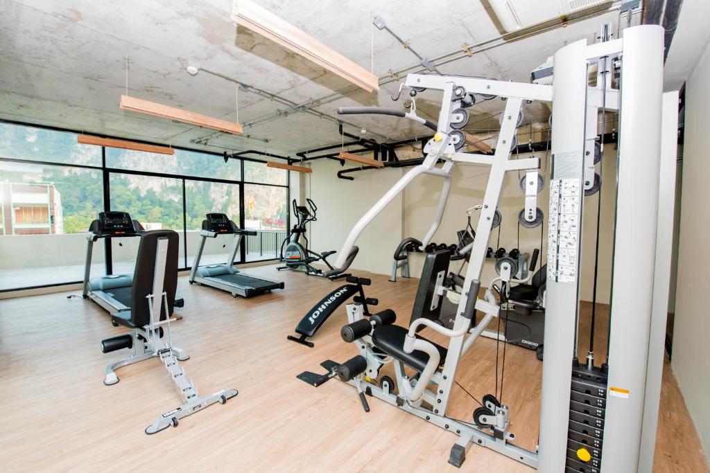 Mūsdienīgs fitness centrs Sugar Marina Resort Cliffhanger Aonang ar plašām logiem.