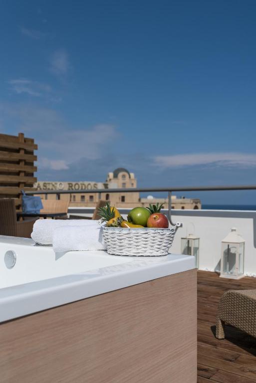 Vasaras atpūtas zona ar džakuzi, baltu dvieli un augļu grozu, fons ar 