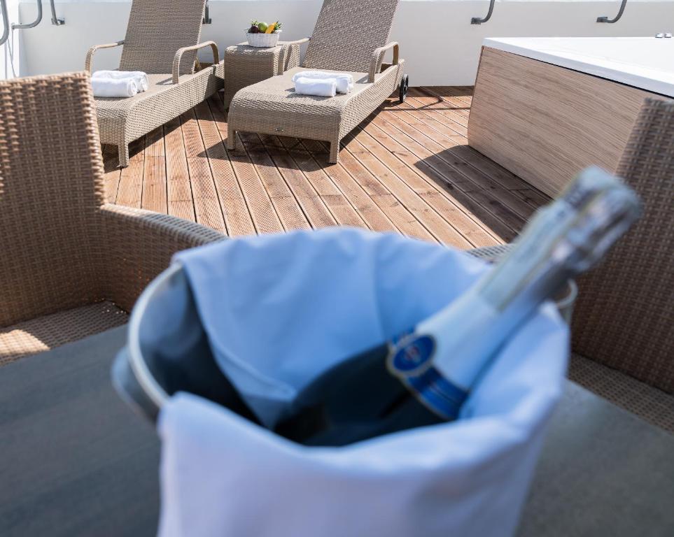 Relaksējoša terase ar sauļošanās krēsliem un burbuļvannu, un ledusskapī atrodas šampanietis. Ideāla vieta atpūtai un komfortam.