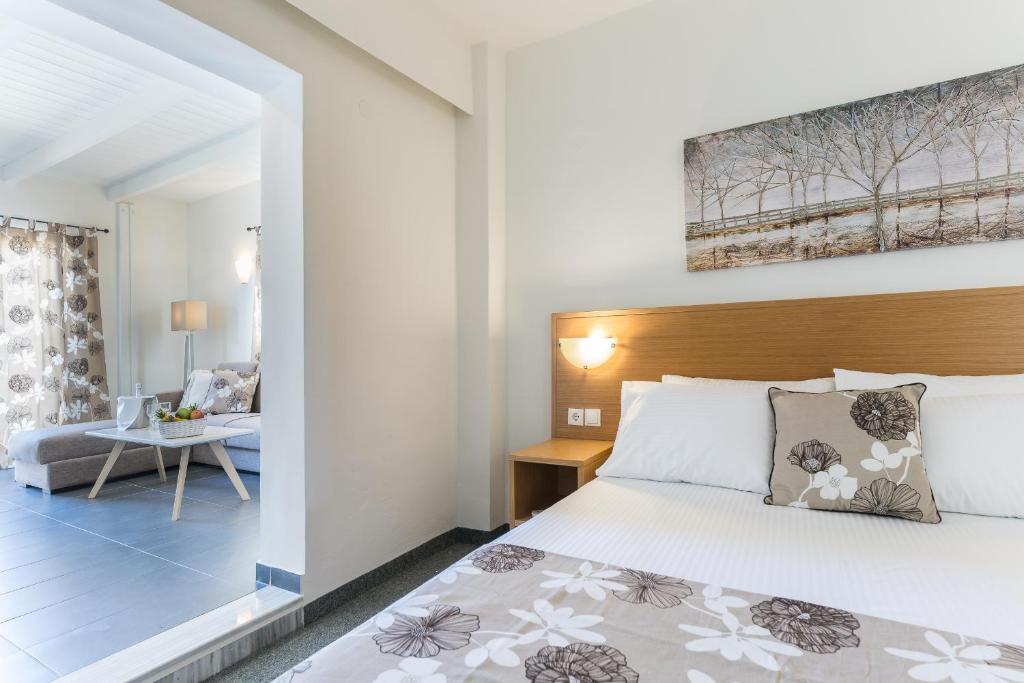 Mūsdienīgs viesnīcas numurs ar guļamvietu un atpūtas zonu, dekorēts ar neitrālām krāsām un florālu rakstu. Numurā ir gaismas avoti un mājīga atmosfēra.