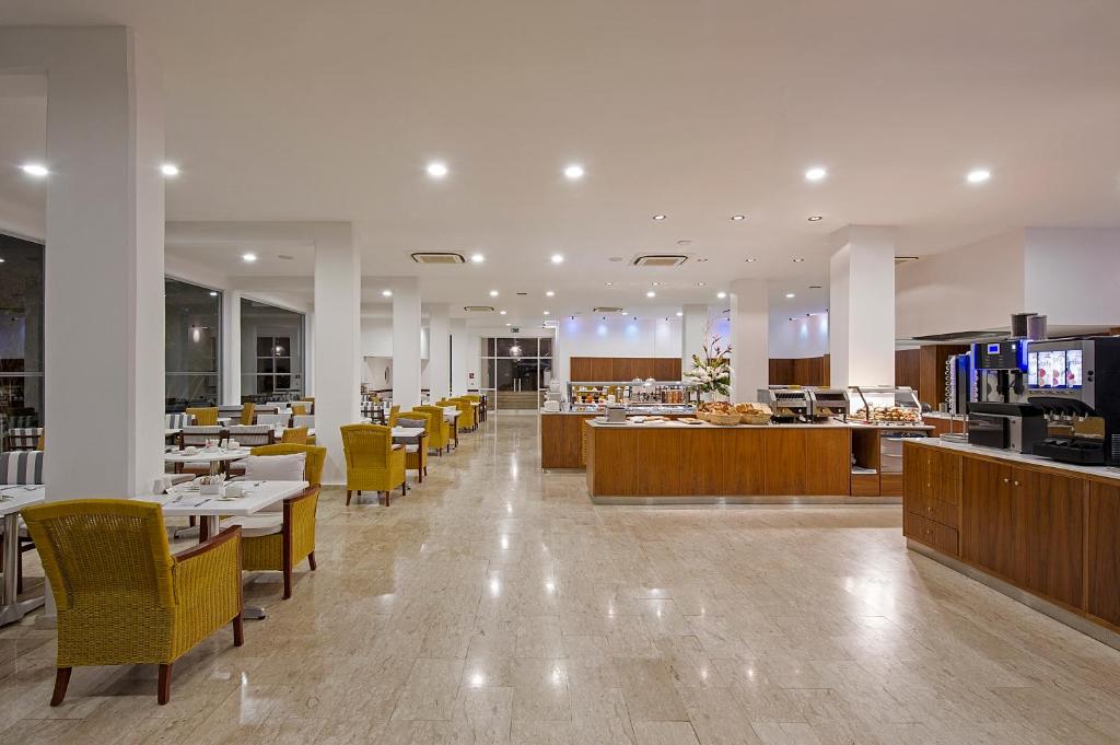 Mūsdienīgs restorāns ar gaišu interjeru, ieskaitot koka mēbeles un plašām logiem, kas nodrošina dabisko apgaismojumu. Restorānā ir bufete un ēdināšanas zona ar ērtām krēsliem.
