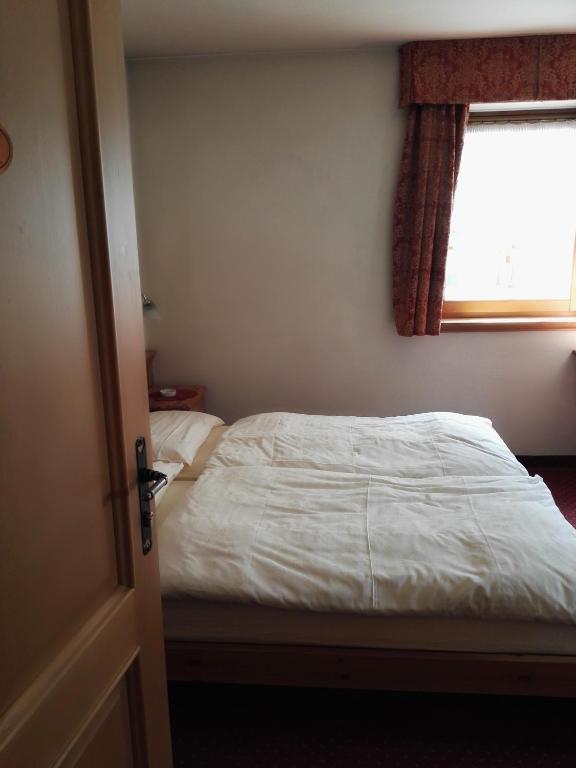 Gultas istaba ar divguļamo gultu un logu, caur kuru ieplūst dabiska gaisma. Interjers ir vienkāršs un mājīgs, ar aizkariem un koka mēbelēm.