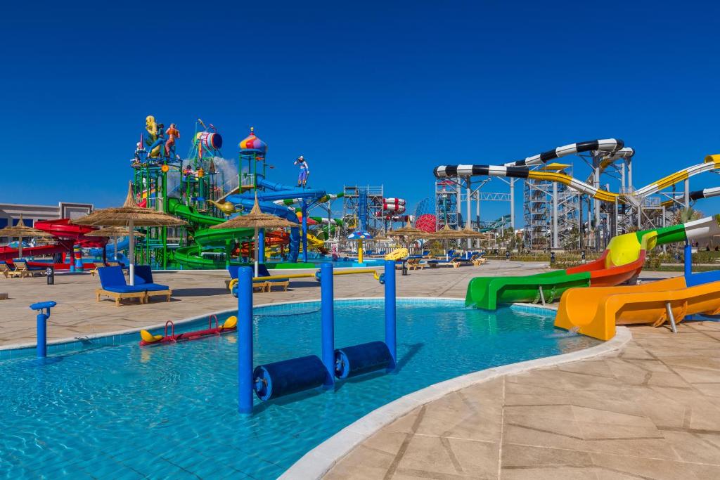 Ūdens atrakciju parks ar krāsainām slidām un baseinu, saulains laiks un skaidrs zils debesis. Ideāla vieta ģimenes izklaidei un atpūtai.