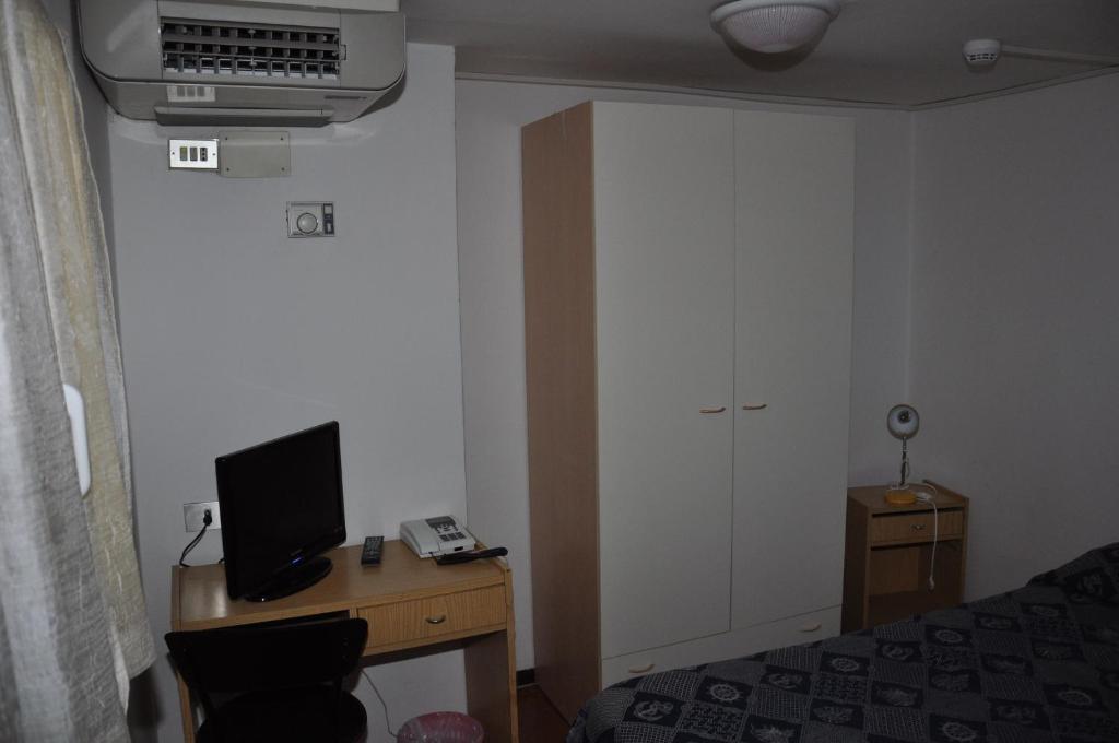 Gultas istaba ar galdu, televizoru, telefonu un skapīti, kā arī gaismu uz naktsgaldiņa. Interjers ir vienkāršs un funkcionāls.