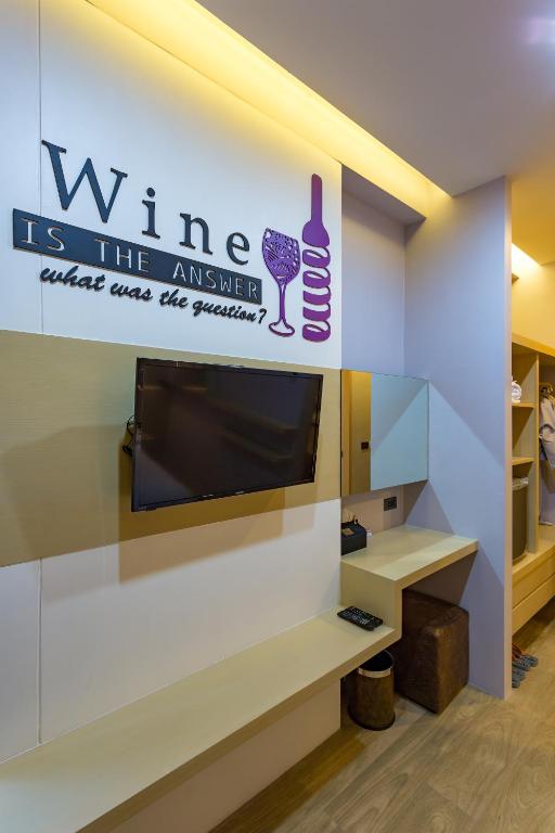 Interjera elements ar uzrakstu 