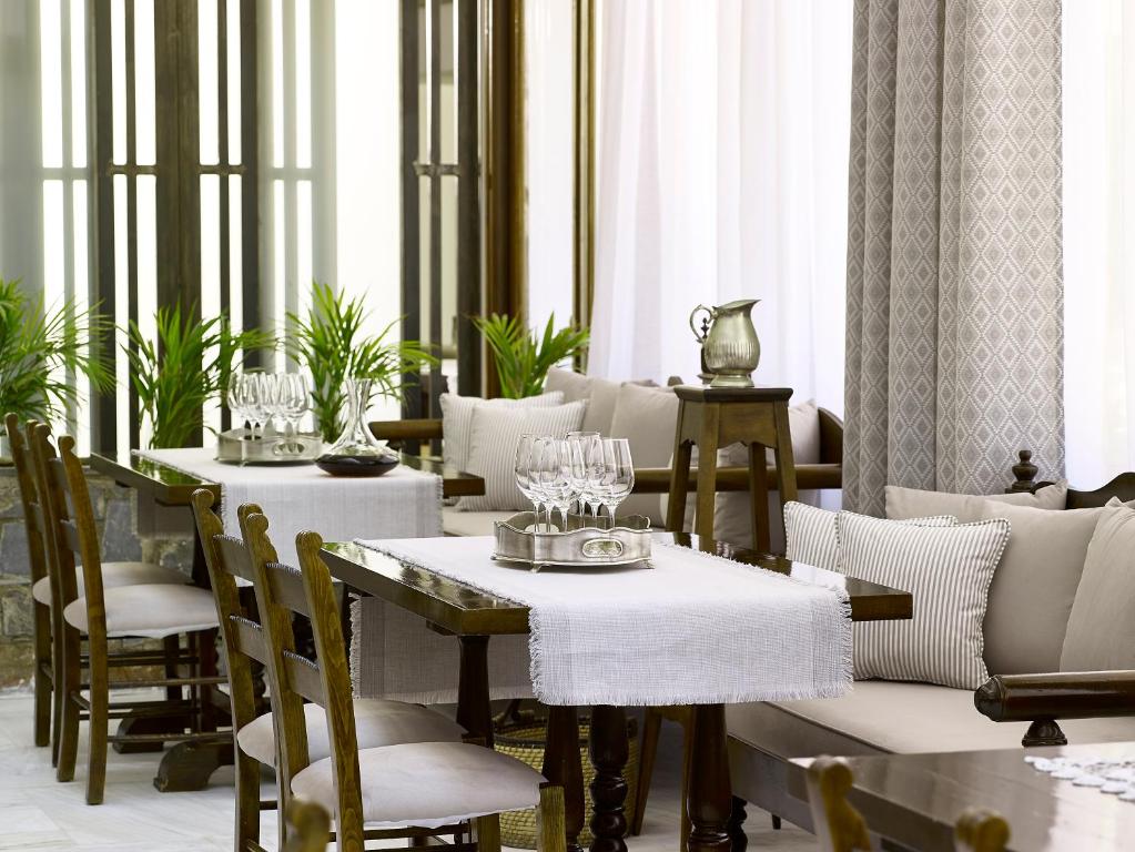 Eleganta ēdamzāle Albatros Spa & Resort ar augu dekorācijām