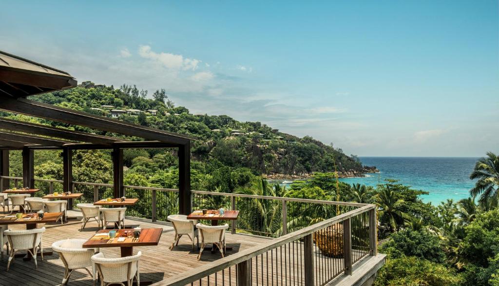 Four Seasons Resort Seychelles āra terase ar skatu uz tropisko piekrasti