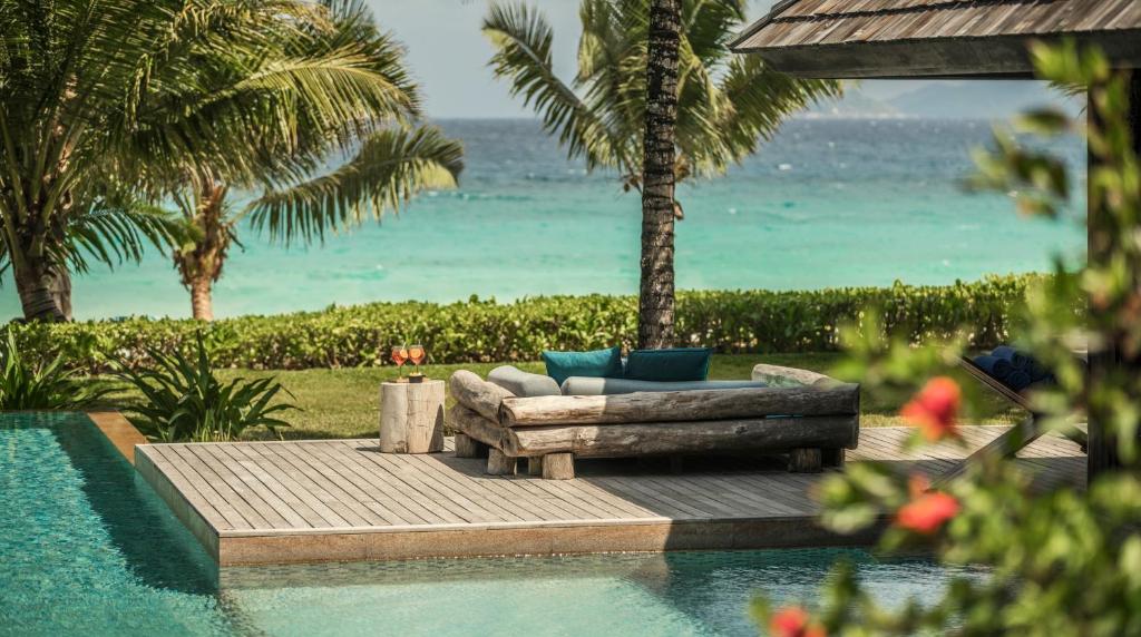 Four Seasons Resort Seychelles privātais baseins un atpūtas zona ar skatu uz okeānu