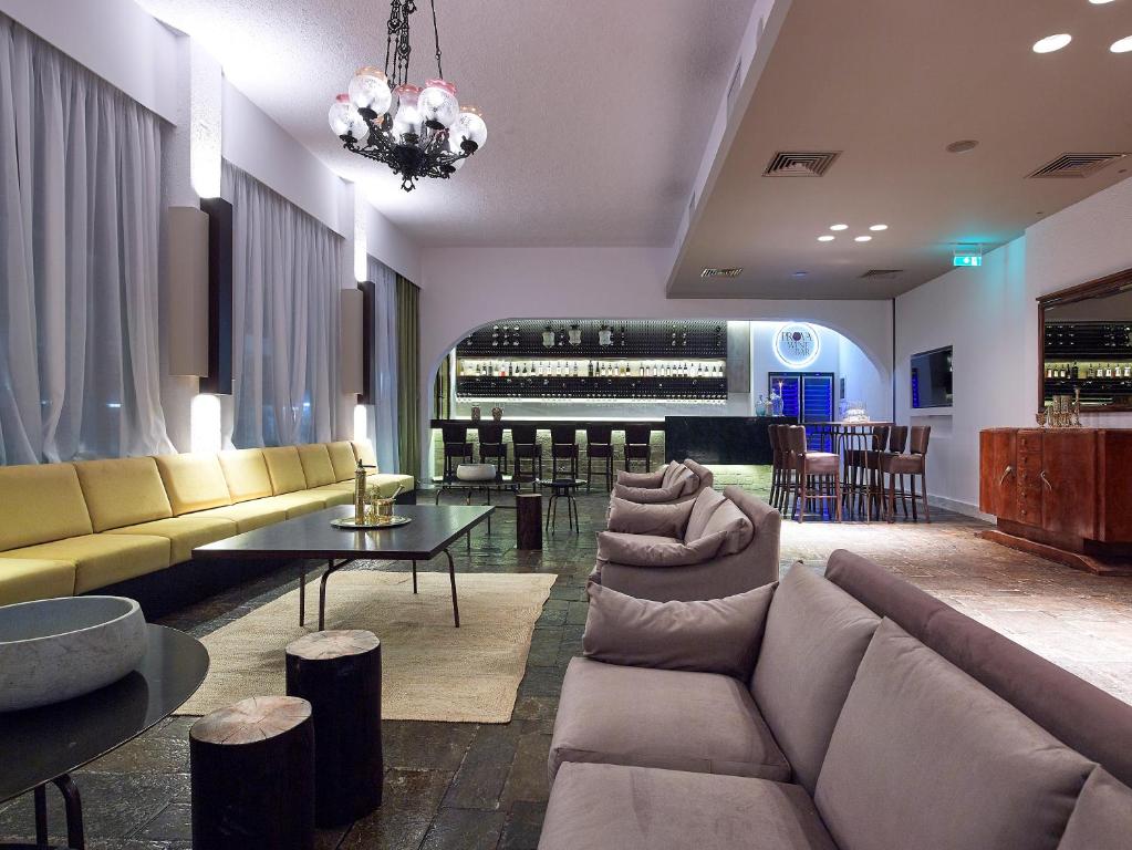 Mūsdienīgs bārs Albatros Spa & Resort ar ērtām dīvānu zonām