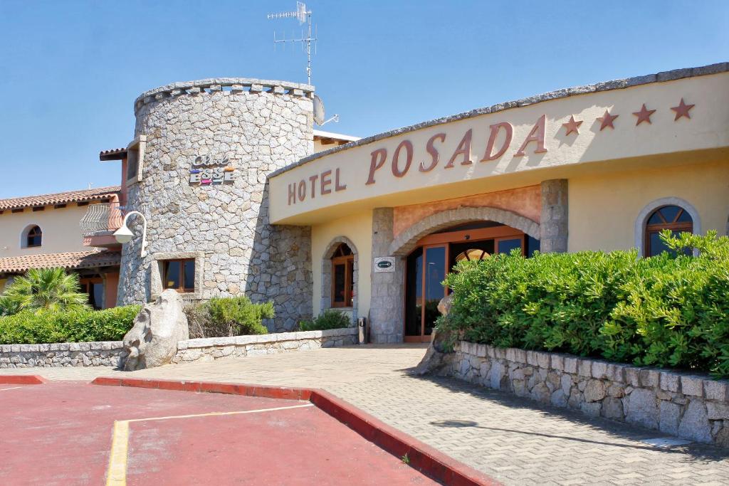 Akmeņu apdare un viesnīcas ieeja ar nosaukumu "Hotel Posada", kas atrodas zaļā apkārtnē. Viesnīca piedāvā komfortablu un pievilcīgu atmosfēru.