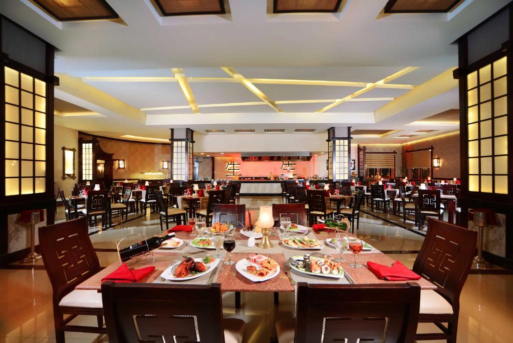 Restorāns Albatros Palace Resort ar elegantām galdiem un gardiem ēdieniem.