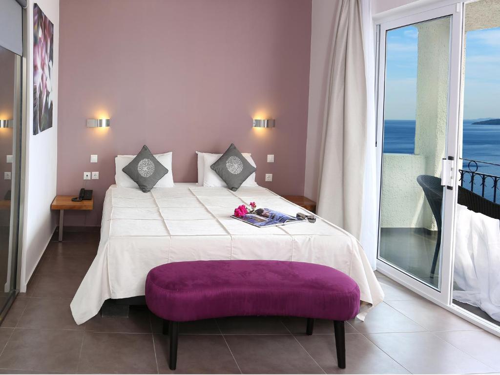 Mūsdienīgs viesnīcas numurs ar divguļamo gultu, modernu interjeru un skaistu skatu uz jūru. Telpaugi un mīksta krēsla izskats rada relaksējošu atmosfēru.