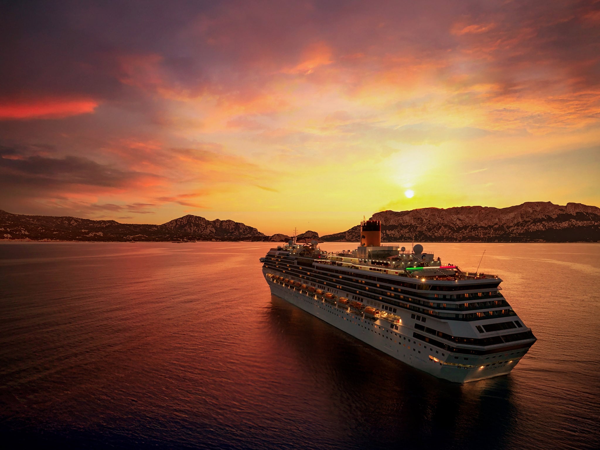 Costa Smeralda kruīza kuģis – okeāna saulriets Costa Cruises jūrā