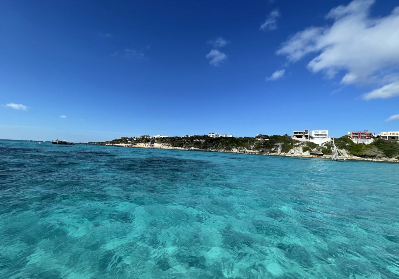 Kristāldzidrs ūdens Isla Mujeres pludmalē – tirkīza jūra un baltās smiltis Vanilla Travel ekskursijā