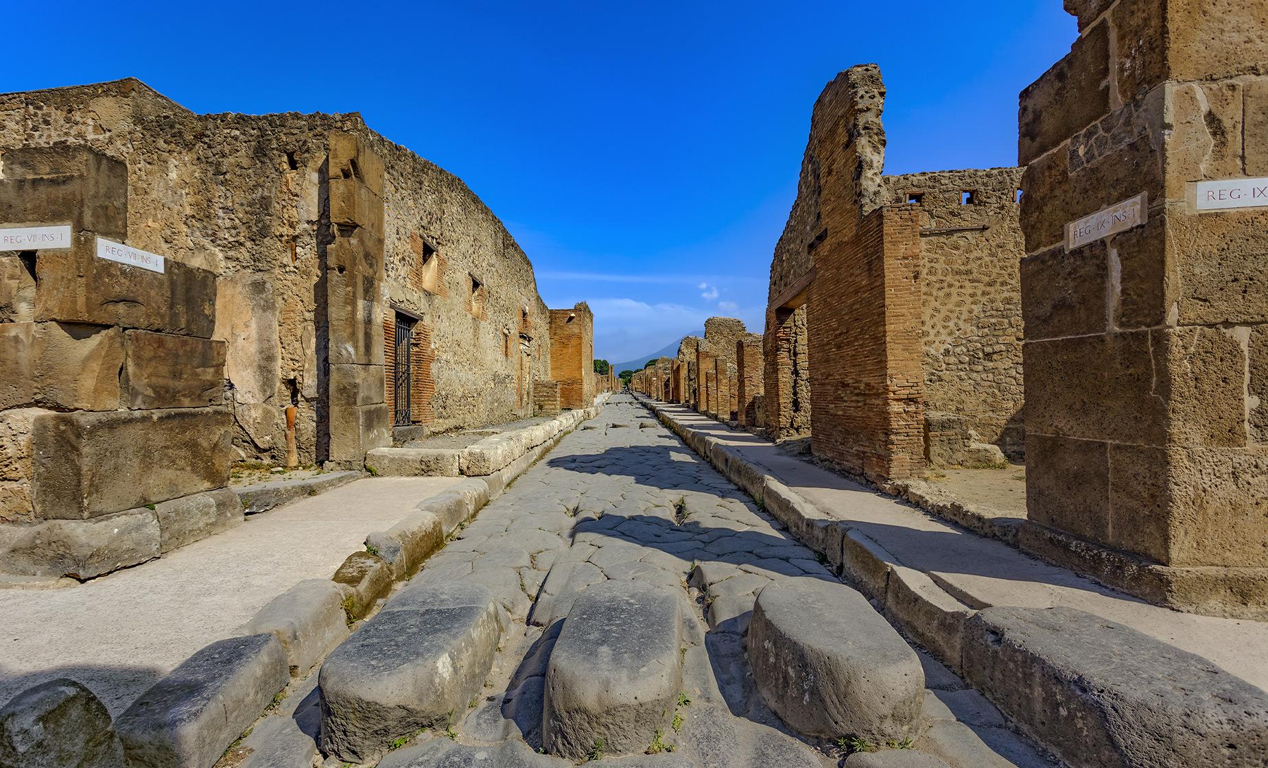 Pompejas drupas Neapolē - vēsturiskais mantojums krastā Vanilla Travel kruīzā