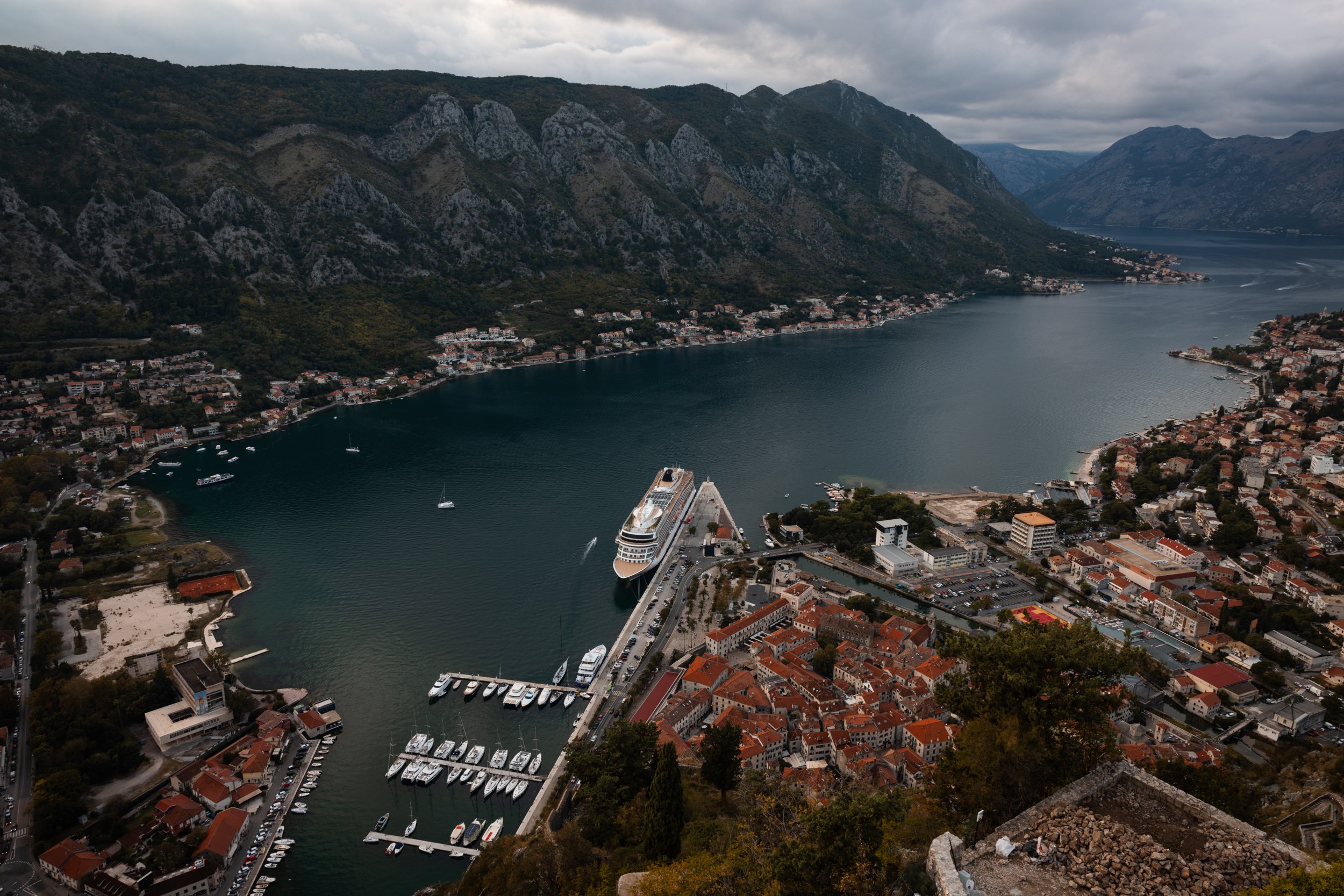 Kotoras līcis Melnkalnē - panorāmas skats uz kalniem un jūras ostu