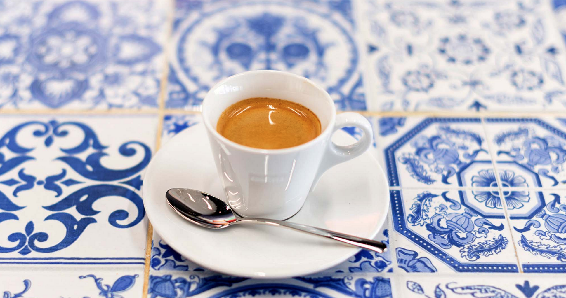 Tradicionāls portugāļu kafejnīcas skats Porto – autentisks kafijas rituāls Vanilla Travel ceļojumā
