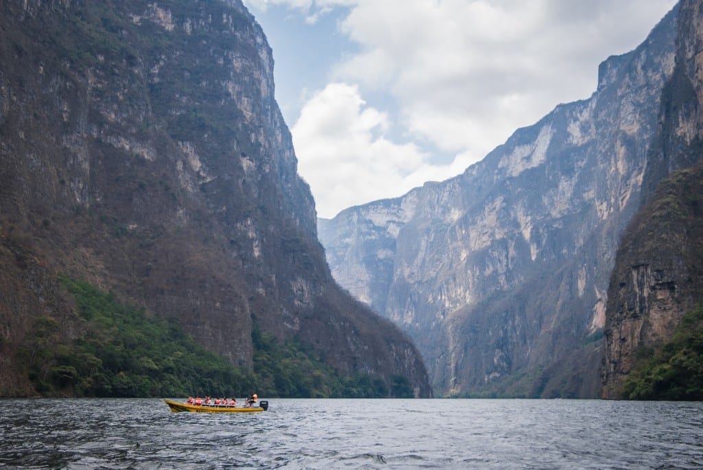 Laivu ekskursija Sumidero kanjonā Meksikā - iespaidīgi klinšu veidojumi ceļojumā ar Vanilla Travel