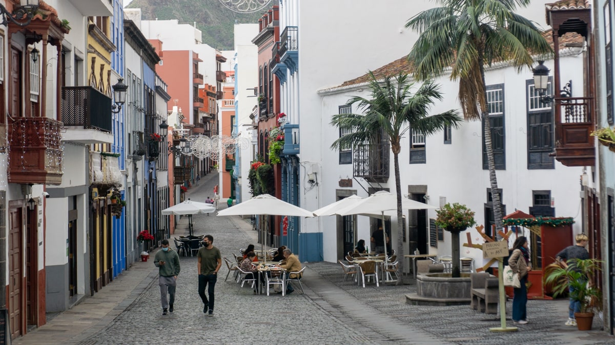 Santa Cruz de La Palma iela – vēsturiska arhitektūra un dzīvīga atmosfēra ostas pilsētā