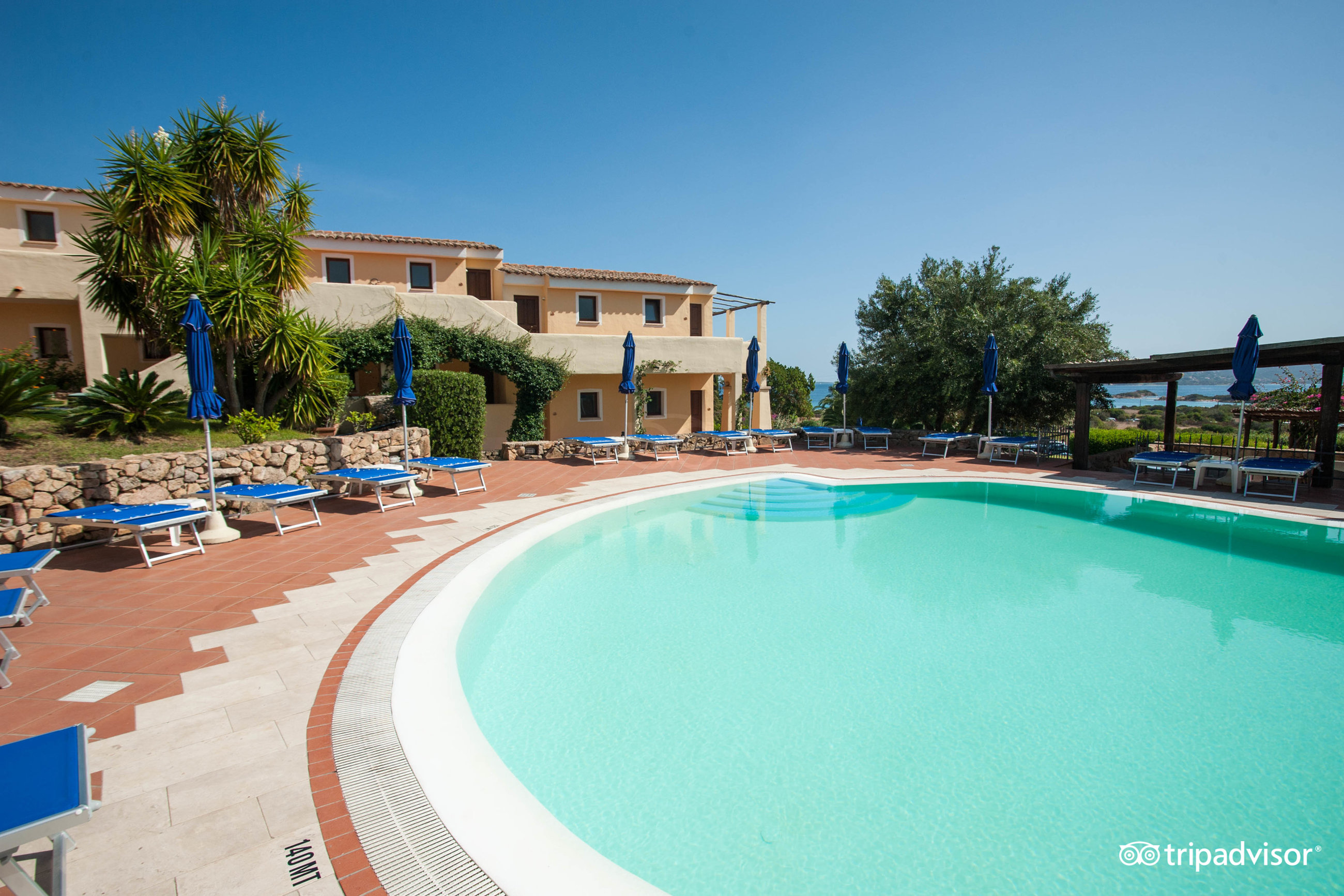 Āra baseins pie Hotel Stelle Marine ar sauļošanās krēsliem.