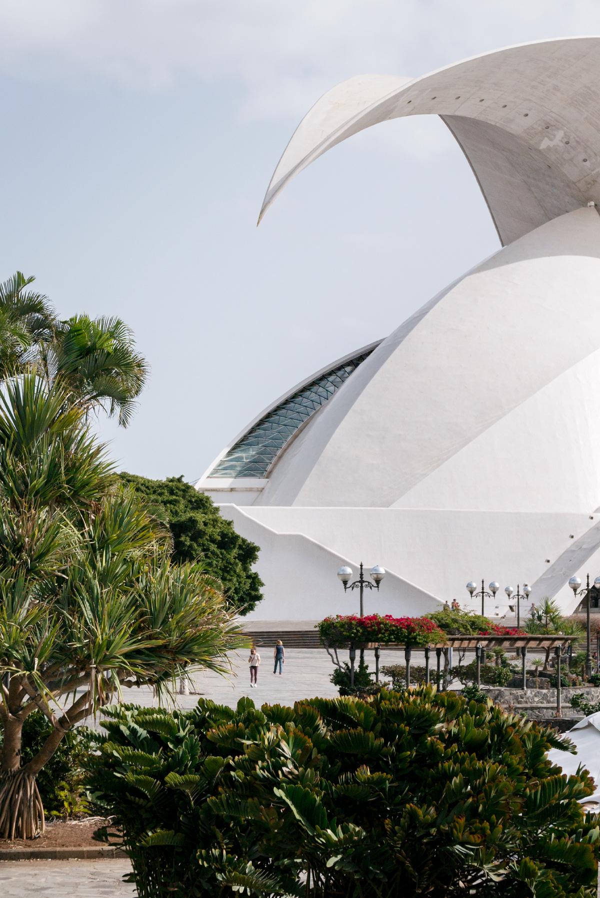 Auditorio de Tenerife dienā – moderna Calatrava arhitektūra pie kruīza ostas
