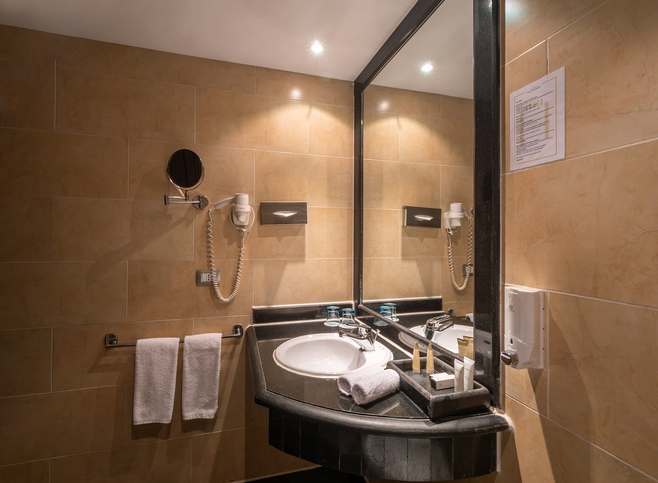 Fort Arabesque Resort, Spa & Villas vannas istaba ar modernām ērtībām