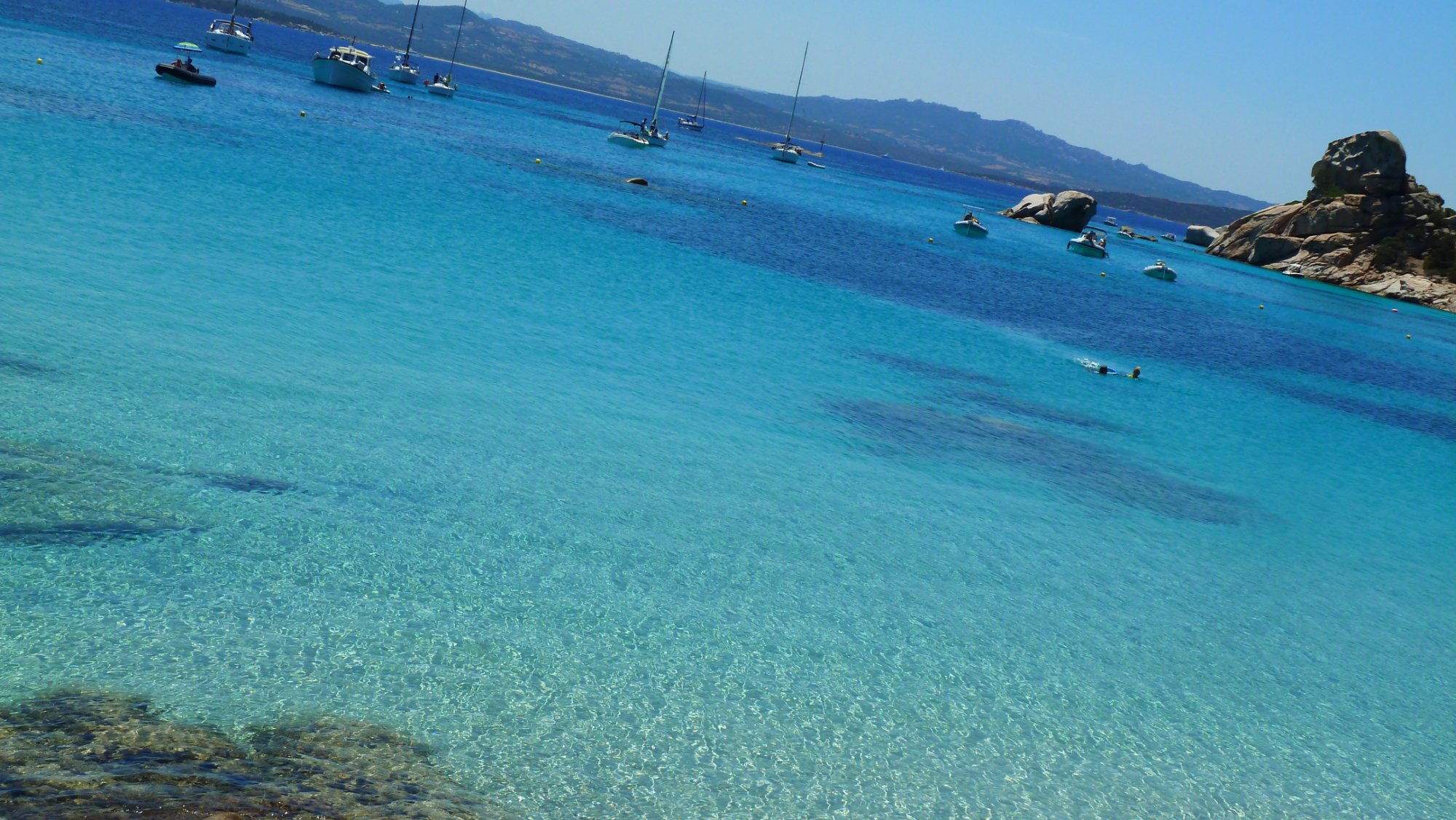 Jūras ainava ar jahtām piekrastē pie San Paolo.