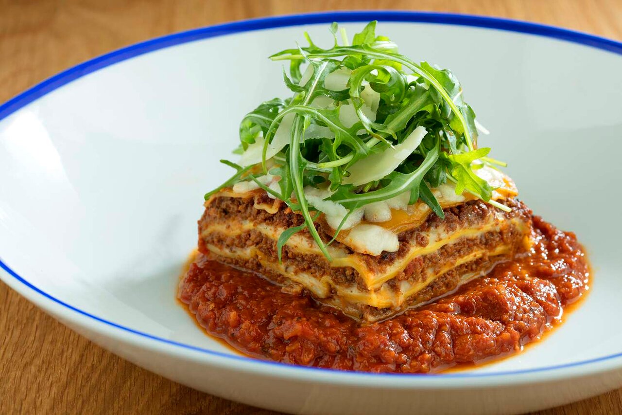 Garda lazanja ar rukolas salātiem Rove Dubai Marina restorānā.