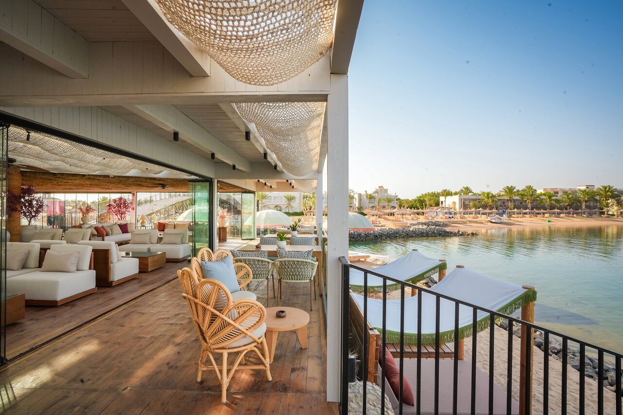 Desert Rose Resort pludmales terase ar skatu uz jūru