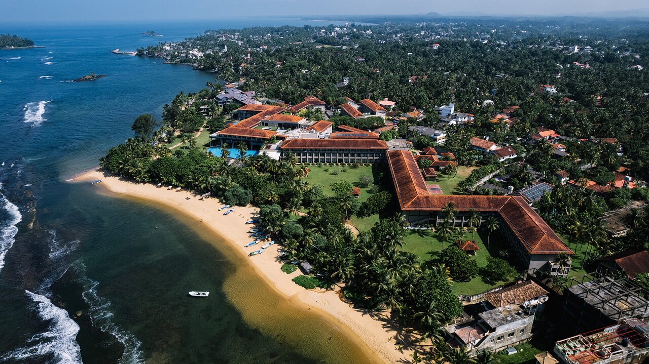 Cinnamon Bey piekrastē ar skatu uz jūru